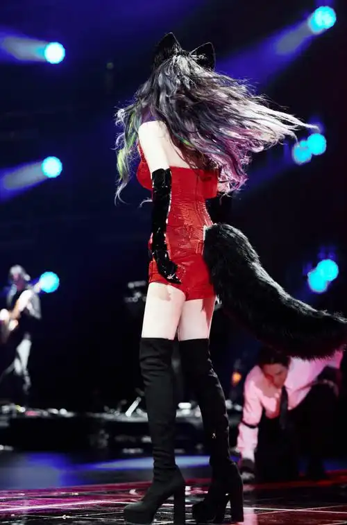 张靓颖光2023巡回演唱会##张靓颖穿18cm靴子唱跳不带喘