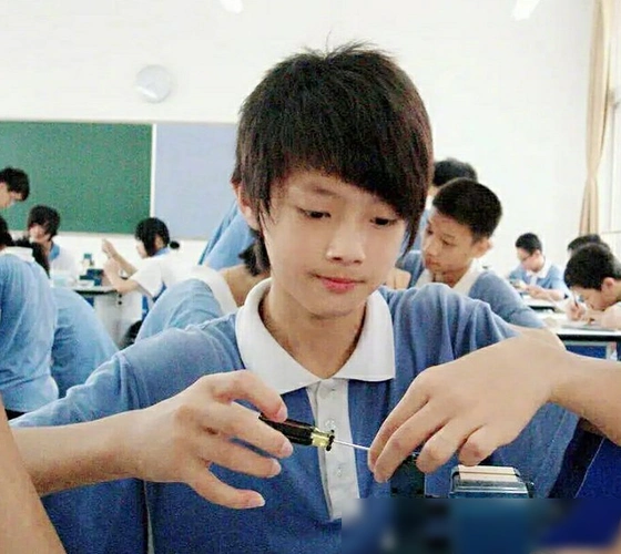 许凯小学就是校草?本来不信,看到十年前贴吧留言后:瞬间打脸了