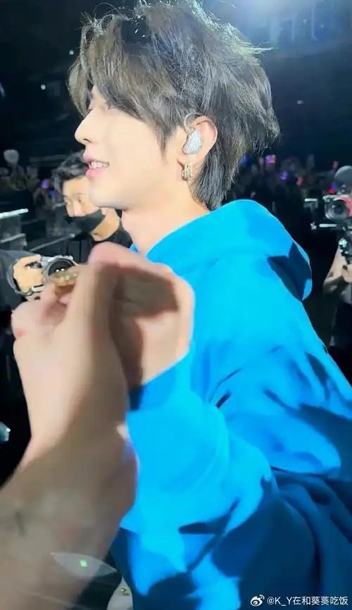 蔡徐坤超话蔡徐坤#蔡徐坤范思哲全球品牌代言人#"为初恋之神提笔 以爱