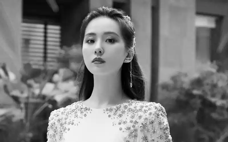 刘诗诗星钻白裙优雅写真桌面壁纸