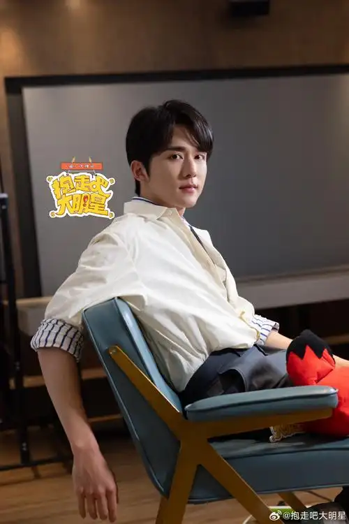 抱走吧大明星7015@张新成预告来啦    掉落一组本哥的采访花絮图