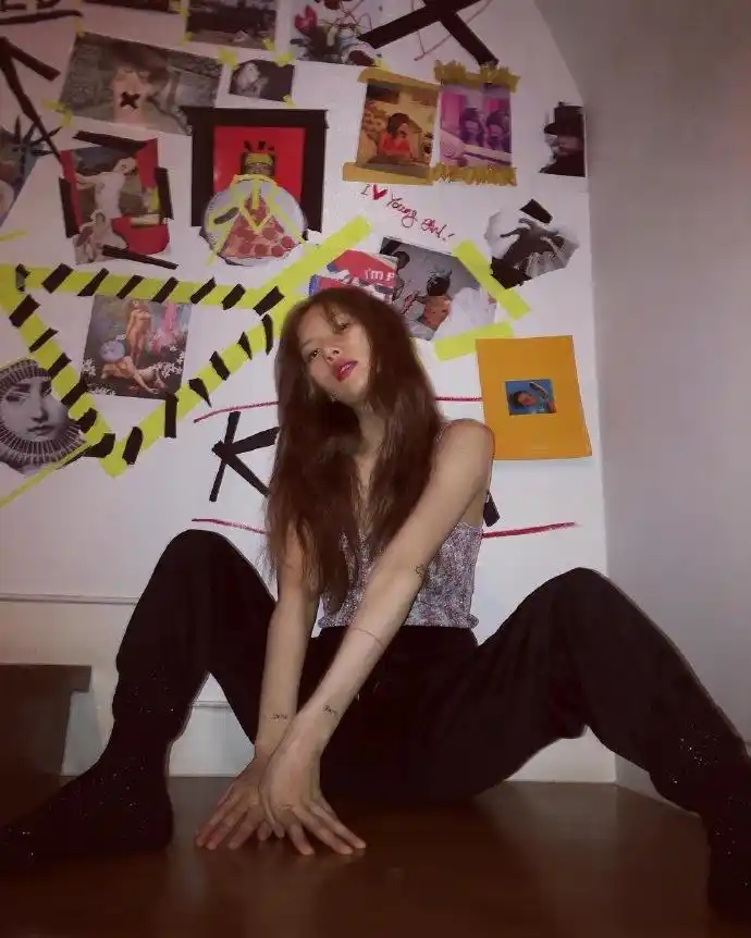 泫雅吊带背心大秀白嫩雪肤 妩媚托腮香肩锁骨迷人