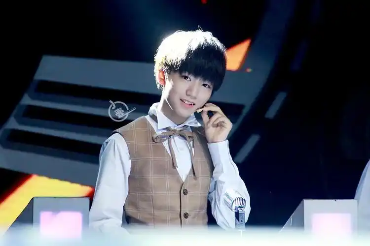 tfboys王俊凯 2014.8.28 年代秀.cr:logo