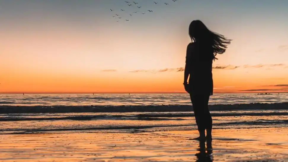 一个人在海边孤单背影