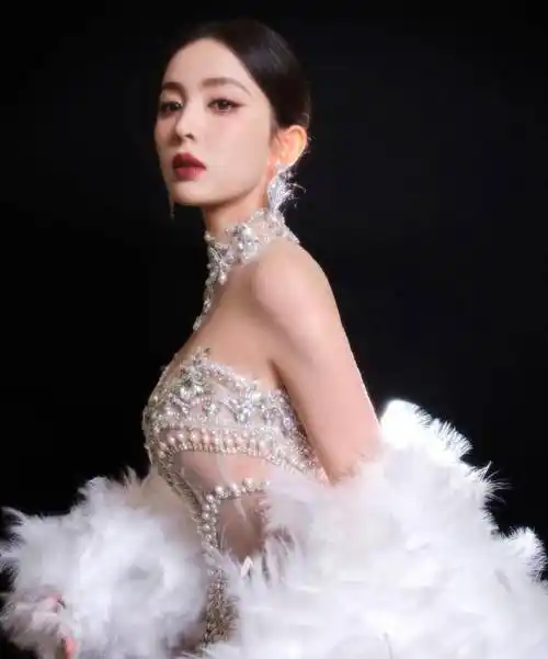 古力娜扎惊艳透视裙,诱惑身材炸裂!_魅力_珠宝_曲线