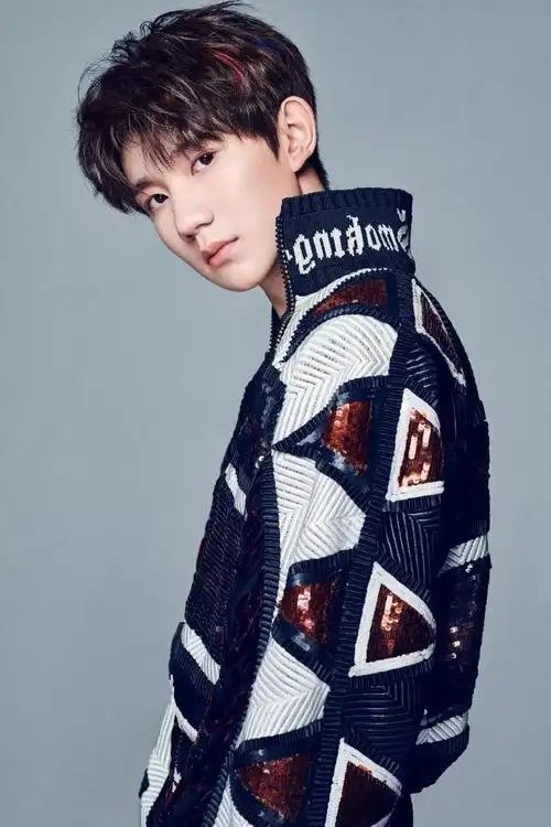 可以看到,王源这次的头发是烫了的微卷,充满少年感,又透露着时尚感看