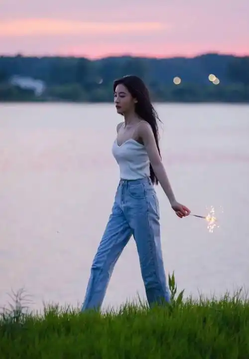 歌手孙芮发图片并配文"夏日烟花",秀眸明亮如水,烈焰红唇很撩人-爱