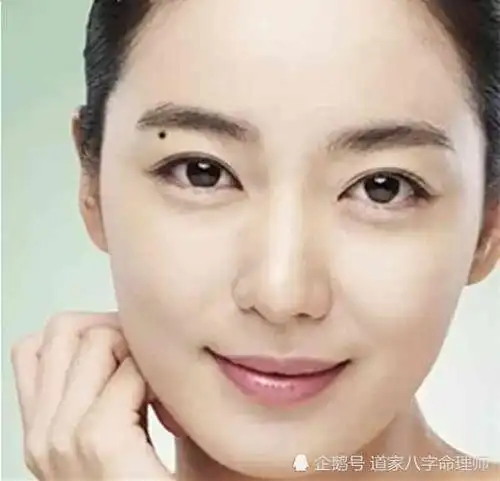 嘴唇上长痣女人,显现此人是好色好吃.