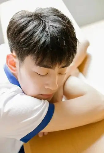 青春阳光的小鲜肉身高180,六块腹肌引发网友疯狂舔屏