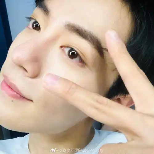 以为你在哪里,原来就住在我心底06一起来看看肖战的剪刀手自拍合集