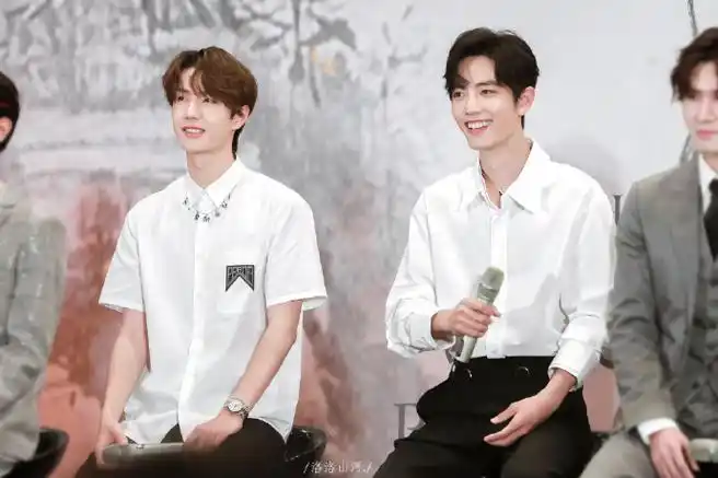 在综艺里看到了,只能说帅哥的嘴真的很有辨识度#肖战王一博又同框了