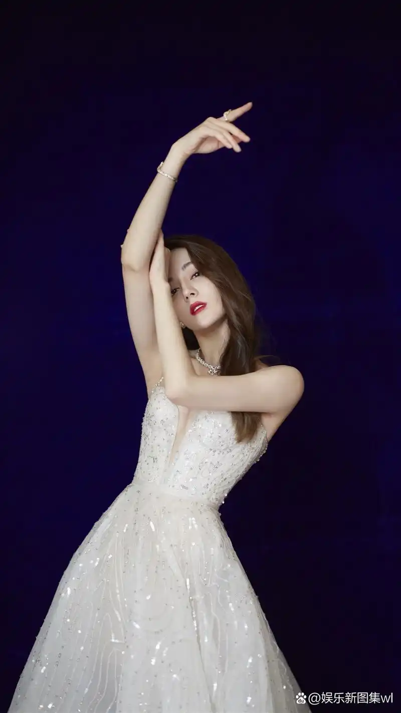 迪丽热巴真是甜美脸蛋,火辣身材,穿露背裙的热巴,仙气飘飘,优雅迷人!