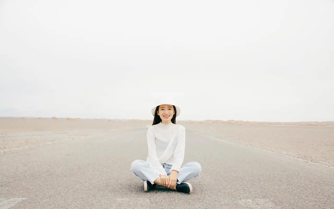 戴帽子的文艺女生户外日系写真电脑壁纸