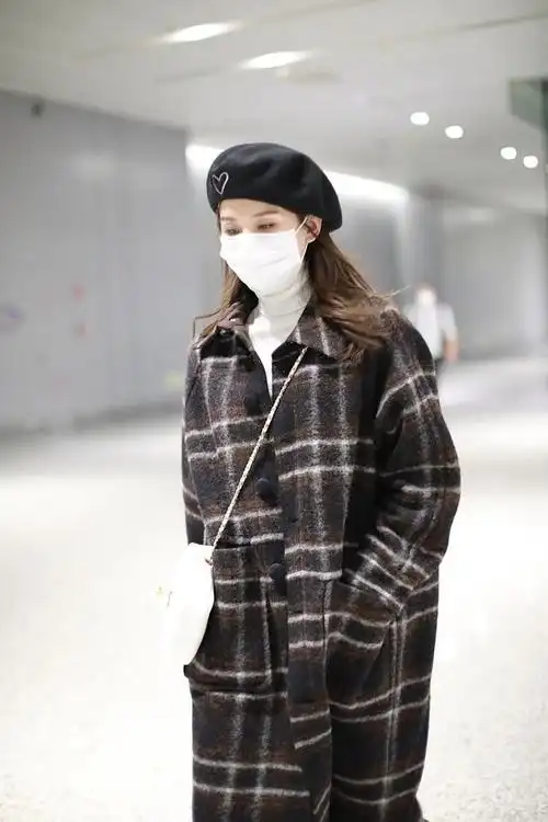 网友偶遇刘诗诗逛街,超短外套配牛仔裤马丁靴,摩登女郎风走对了