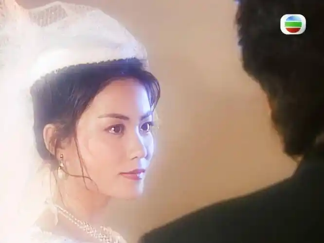 王菲现身李嫣然生日会,她这30年如一日的冻龄颜值惊艳到我_发型