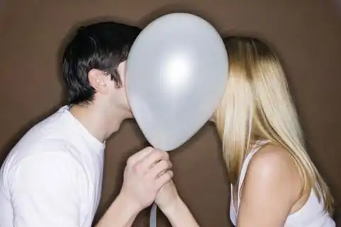 调情指南:男女暗送秋波的6大肢体语言