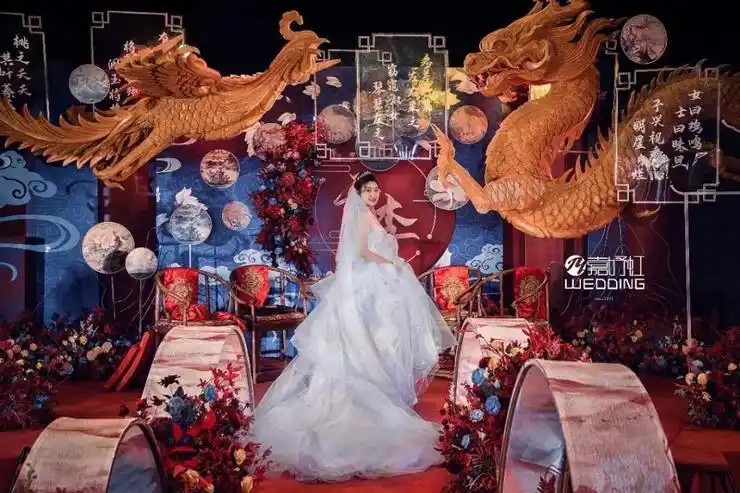 中西不同元素相融合的红蓝色系新中式婚礼