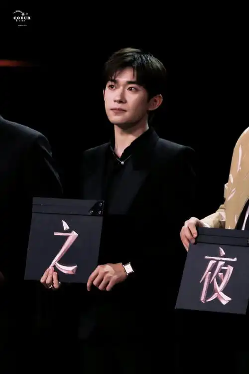 与易烊千玺共赴微博之夜##易烊千玺又穿黑西装