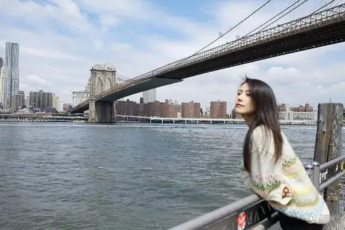 高圆圆宽松毛衣配短裙 纽约街头展露女神范