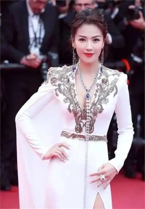 被丈夫拖累的女明星,身价千亿变成"老赖",都是竹篮打水一场空