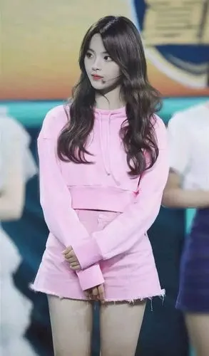 杨超越活动图:穿着粉色短裤露出罕见肉肉腿,真是养眼又吸睛