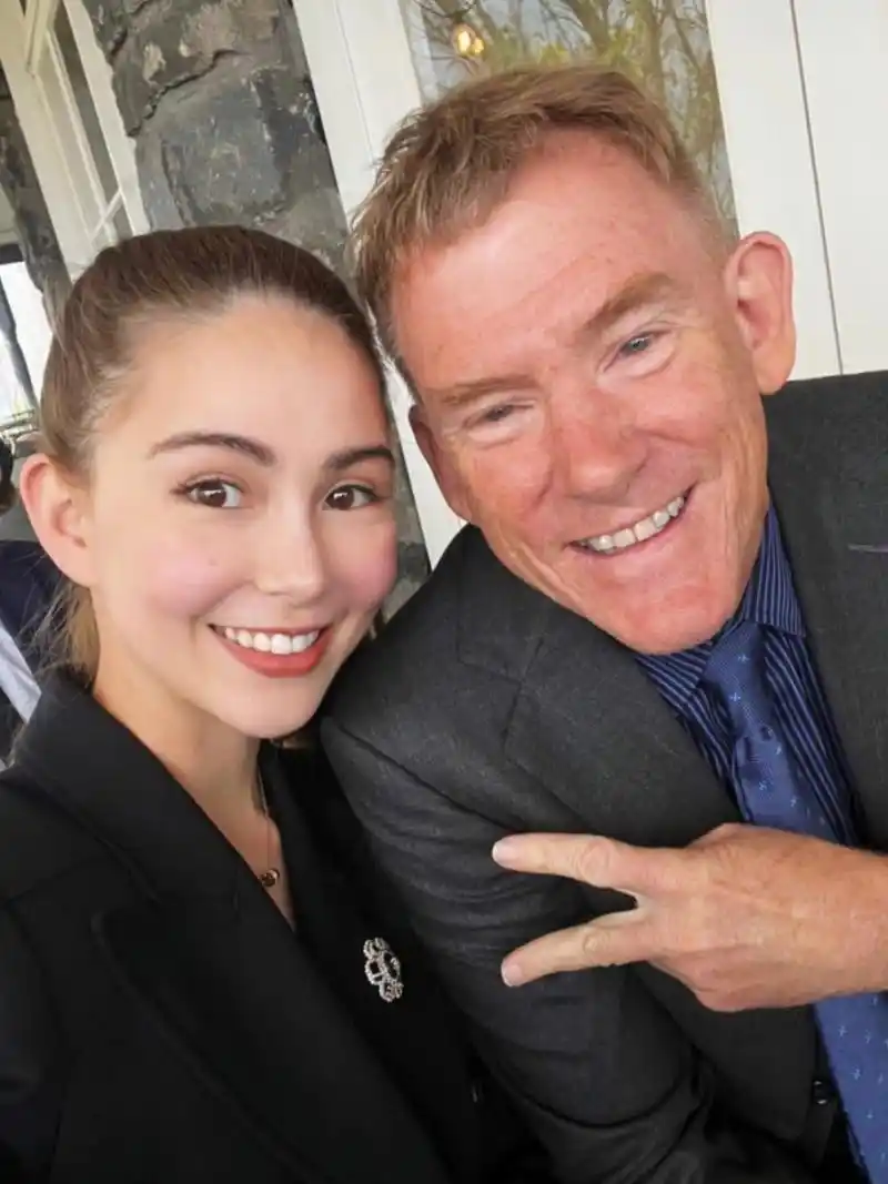 昆凌和她爸爸照片,可以看出真的是很幸福.