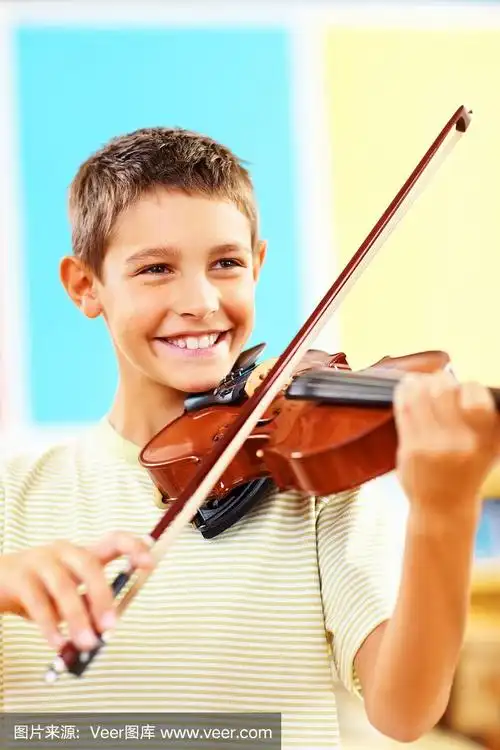 开朗有才华的小男孩正在拉小提琴