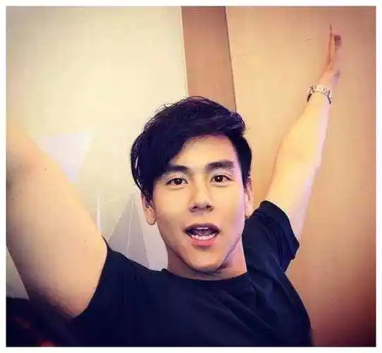 彭于晏神秘女子日本游神似老10岁照曝光热搜走红