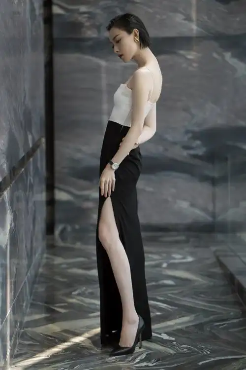 细节3:高跟鞋增加精致感,同色系更显腿长