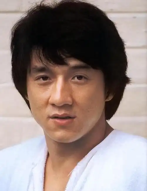 成龙小时候喜欢打架,还喜欢看武侠片,想象着自己有一天能够成为一代