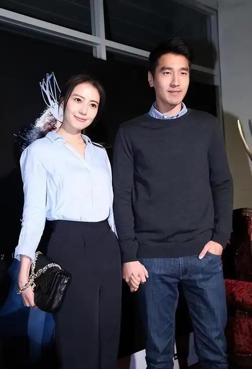 高圆圆勾着老公脖子隔口罩与赵又廷亲吻身旁女儿见惯了很淡定