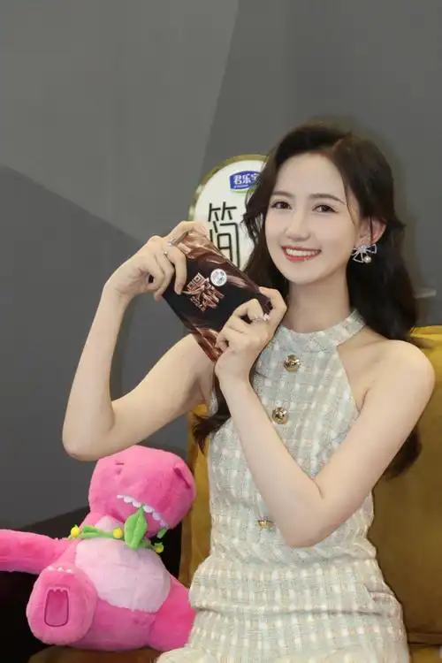 "偶尔能聊聊此刻,宇宙在发生什么,已经很快乐"