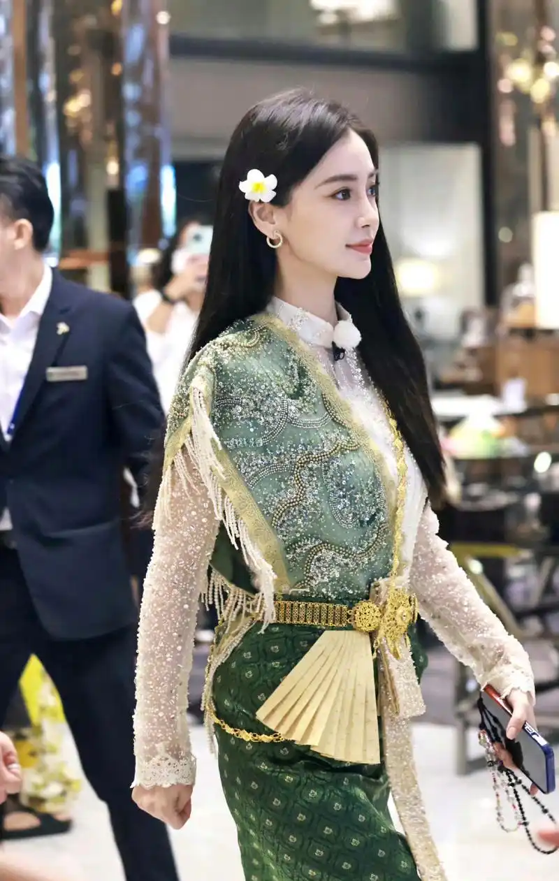 angelababy 奔跑吧最新造型 头插鸡蛋花头饰,身着镶钻泰式礼服.