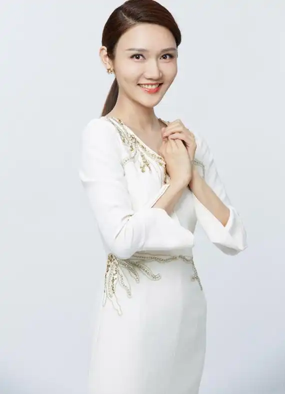 龙洋壁纸及主持照