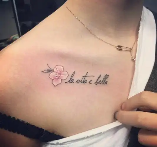 锁骨处小清新简单英文纹身图案