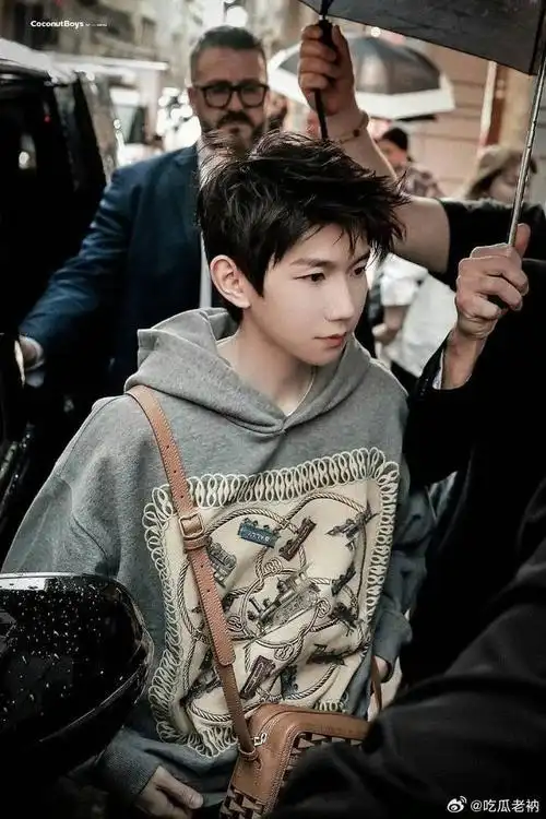 王源米兰时装周生图,干净清爽的男大!