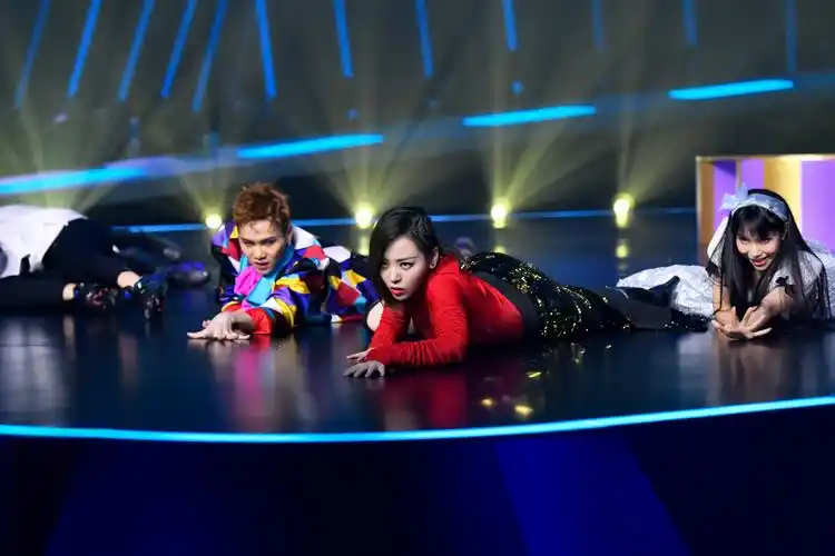 《新舞林大会》吴昕,刘维"姐弟反目"? 张靓颖涂红唇扮妖娆