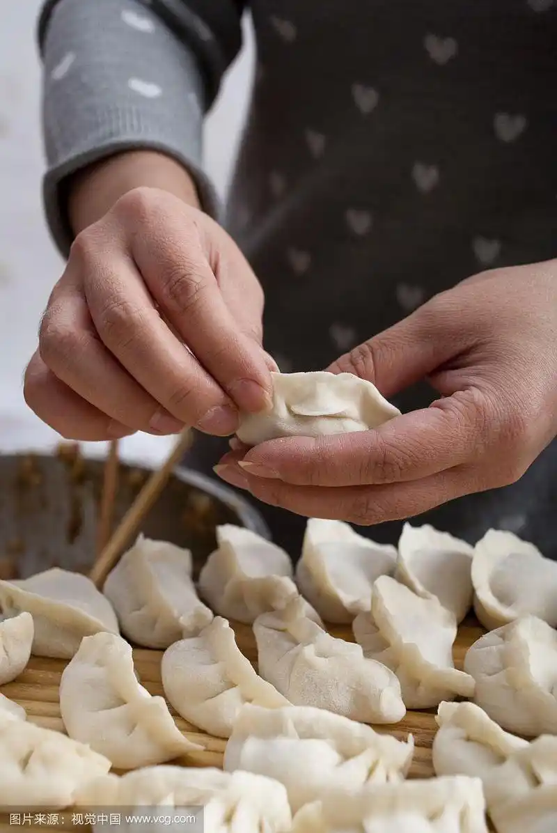 在家包饺子