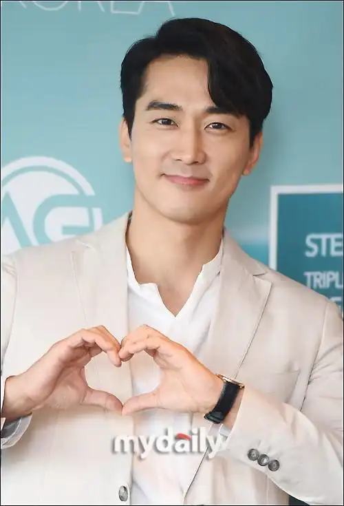 新浪娱乐讯 9月14日上午,韩国艺人宋承宪在首尔某酒店出席了代言品牌