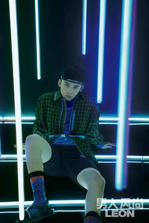 简介:董子健时尚杂志帅气图片,分享一组董子健图片给大家,图中的明星