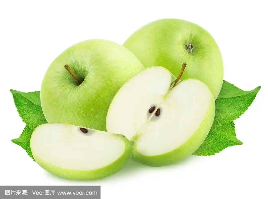 整个和切好的青苹果孤立地放在白色的背景上.