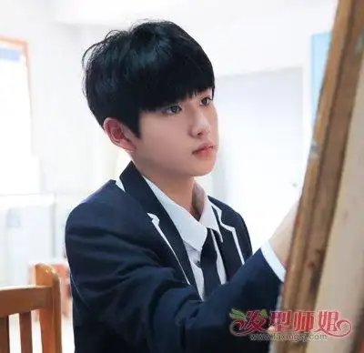 20:15来源:发型师姐编辑:aainforest 分享到  初中长圆脸男学生,清新