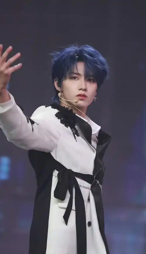 来看朱志鑫演唱会饭拍生图系列无滤镜无美颜扛得住原相机的颜值惊艳