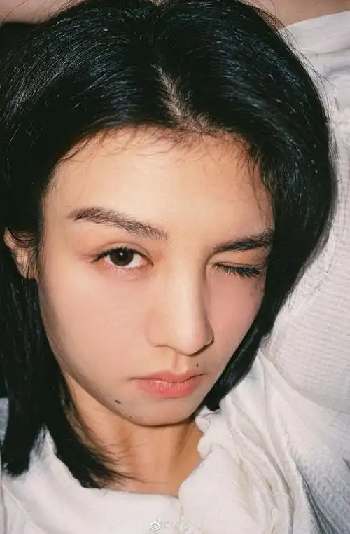 据知情说到,这个讲座要求演员要素颜出席,而春夏