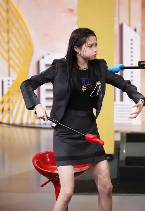 有种坐姿叫关晓彤的鱿鱼坐双腿无一丝距离常人不敢模仿