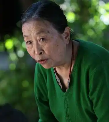 原创74岁丑娘张少华近照曝光身体瘦成皮包骨今遭丑闻缠身