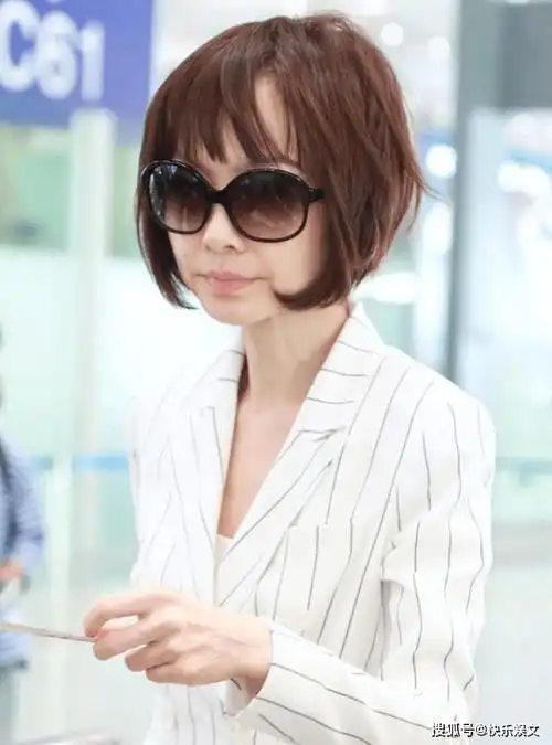 原创52岁鲁豫现身湖南爬山身形消瘦颌骨突出穿上万元跑鞋上档次