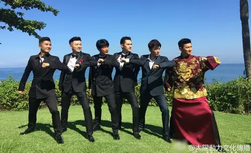 吴奇隆穿龙袍带伴郎霸气出场