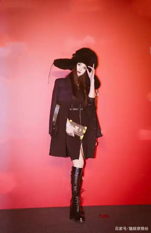 范冰冰的小腿也太细了,穿紧口短靴也显"空荡",配小黑裙像贵妇