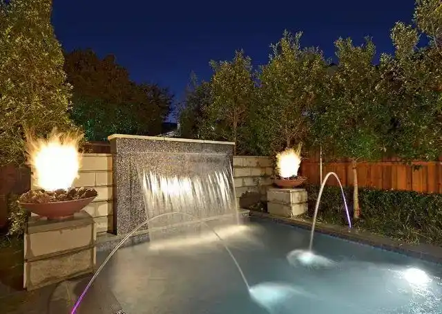 层层的向下流,有一个横向铺展的过程;而跌水则是类似瀑布直上直下的流